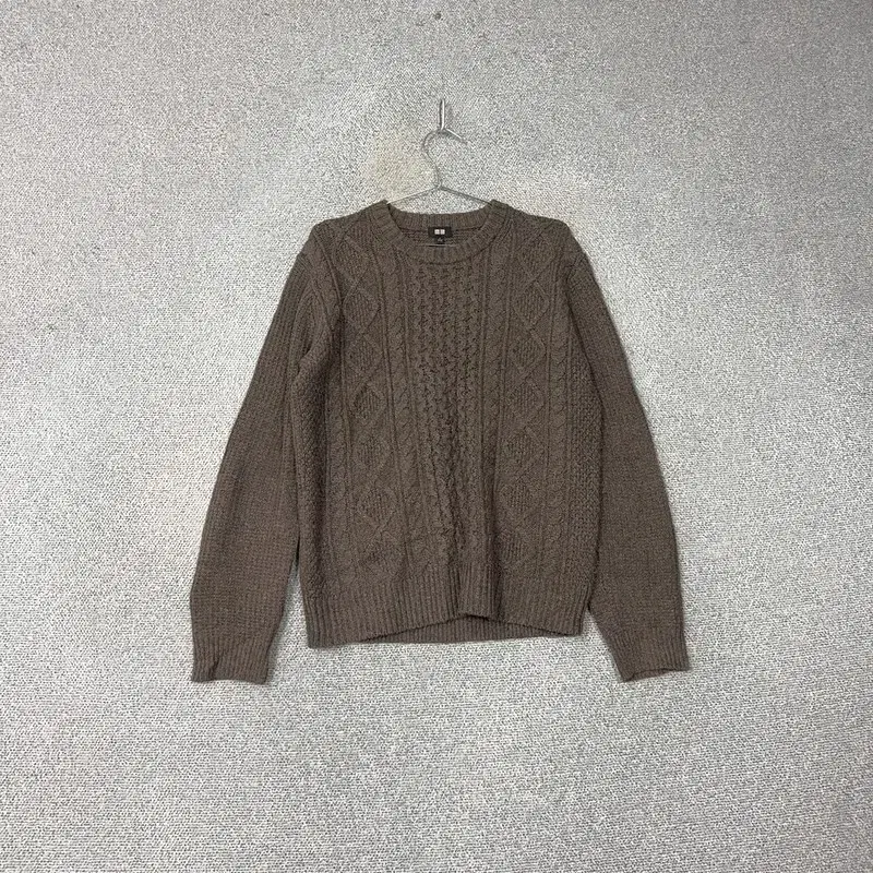 Uniqlo Brown Pretzel acrylic Knit L