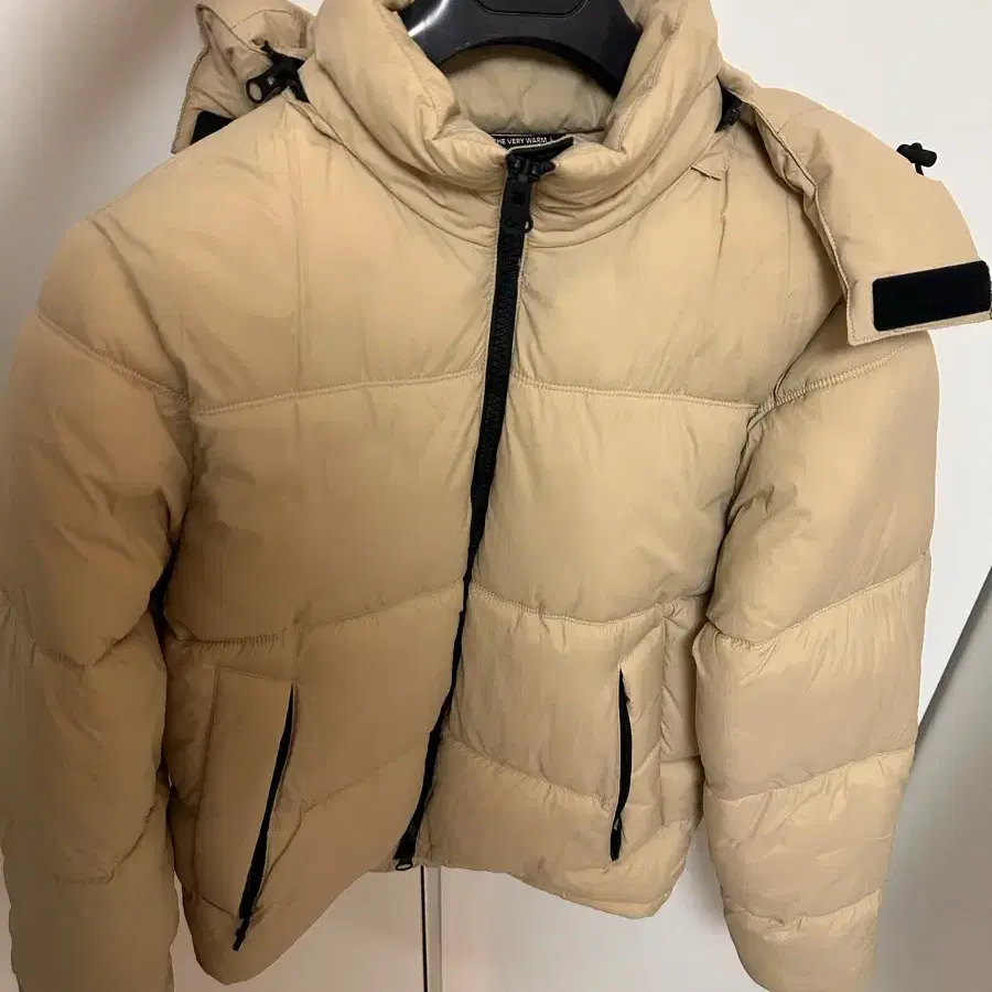 The very warm Puffer W/ Hood IN Cream xs