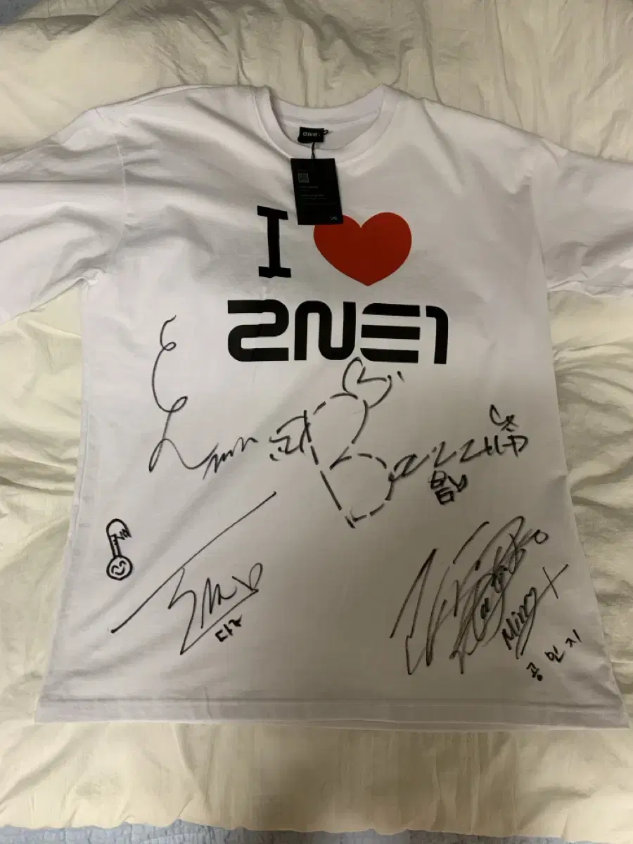 2NE1 comeback concert signature T-shirt