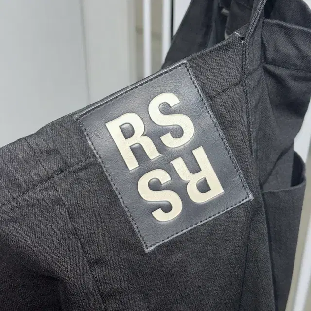 22SS 라프시몬스 Raf Simons RS 로고 레더 패치 토트백 블랙