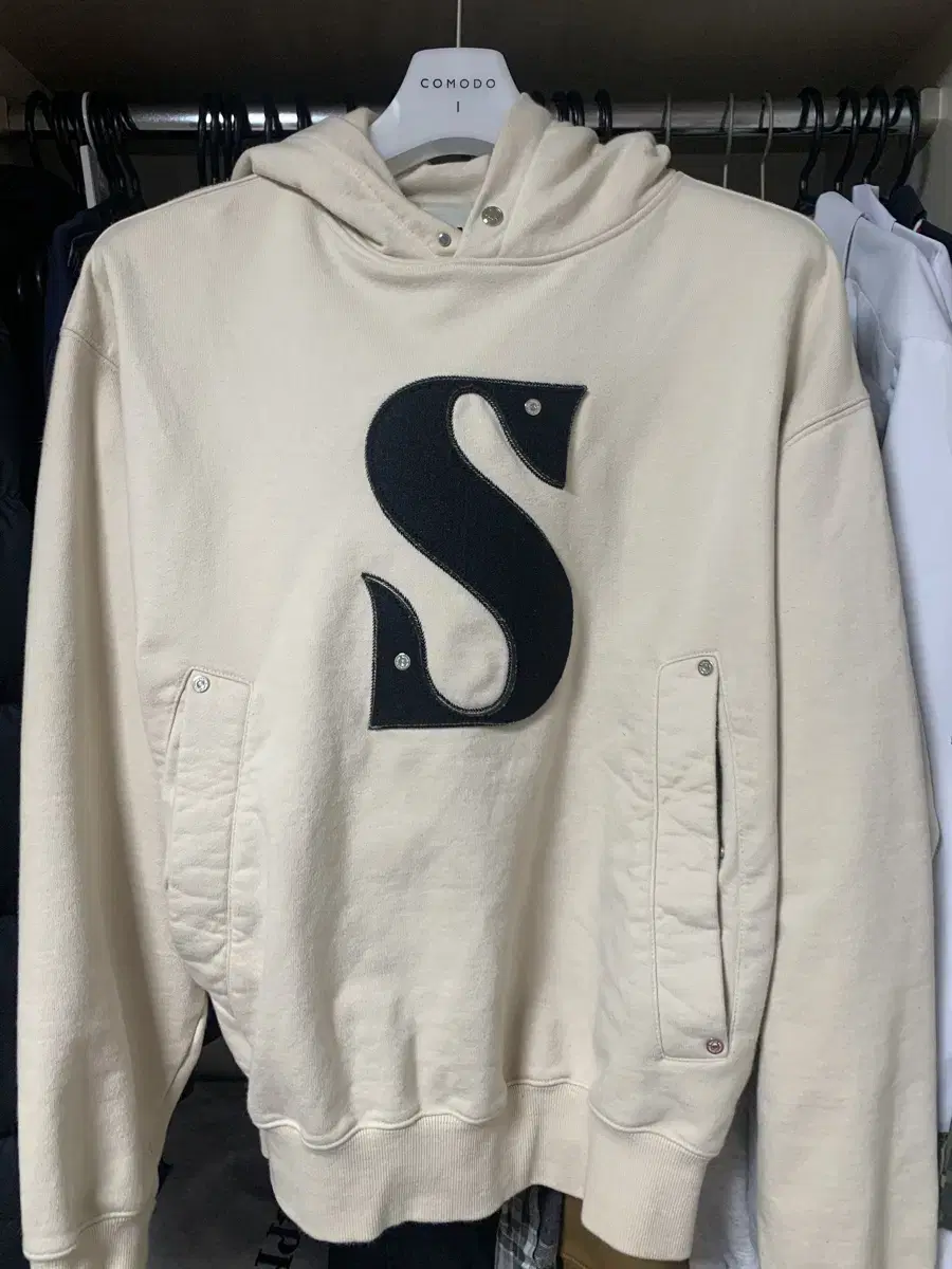 Satter rivet appliqué pocket logo hoodie vanilla cream M