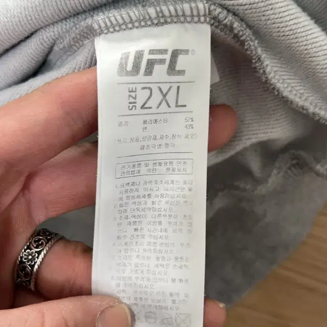 UFC 불가항력 후드티