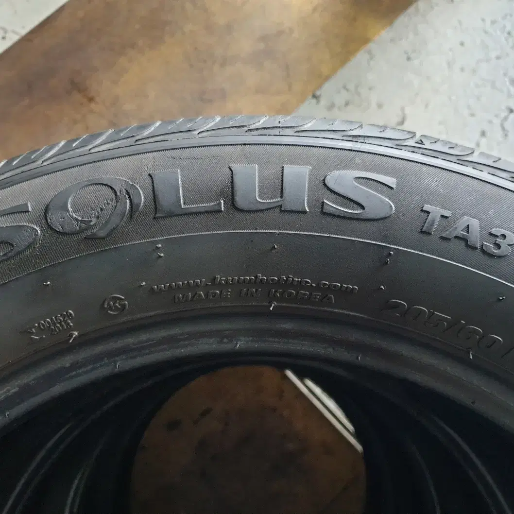 중고타이어 금호타이어 솔루스TA31 205/60R16 92H 한대분 세트