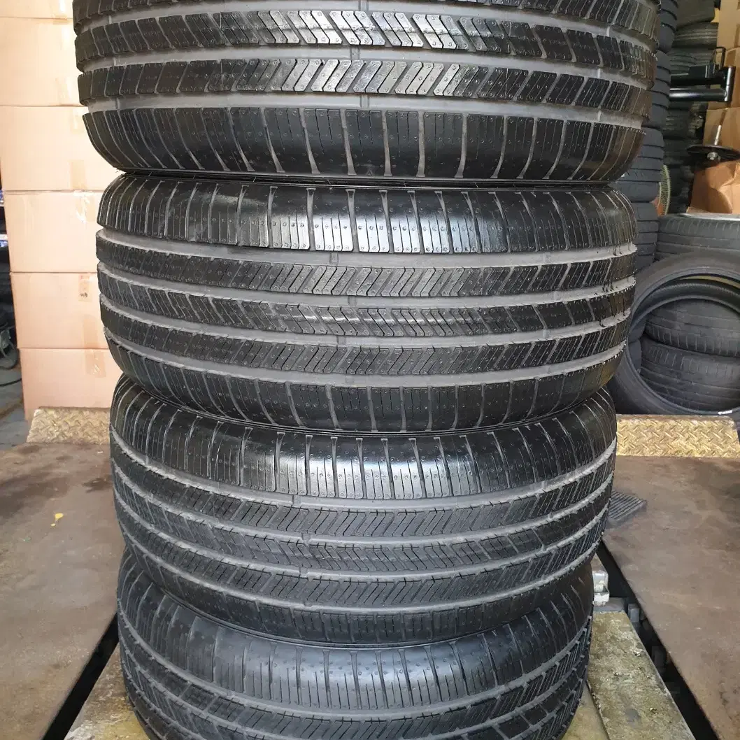 중고타이어 굿이어타이어 이글투어링 235/45R18 98V 한대분 세트