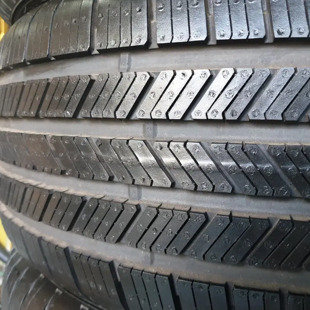 중고타이어 굿이어타이어 이글투어링 235/45R18 98V 한대분 세트