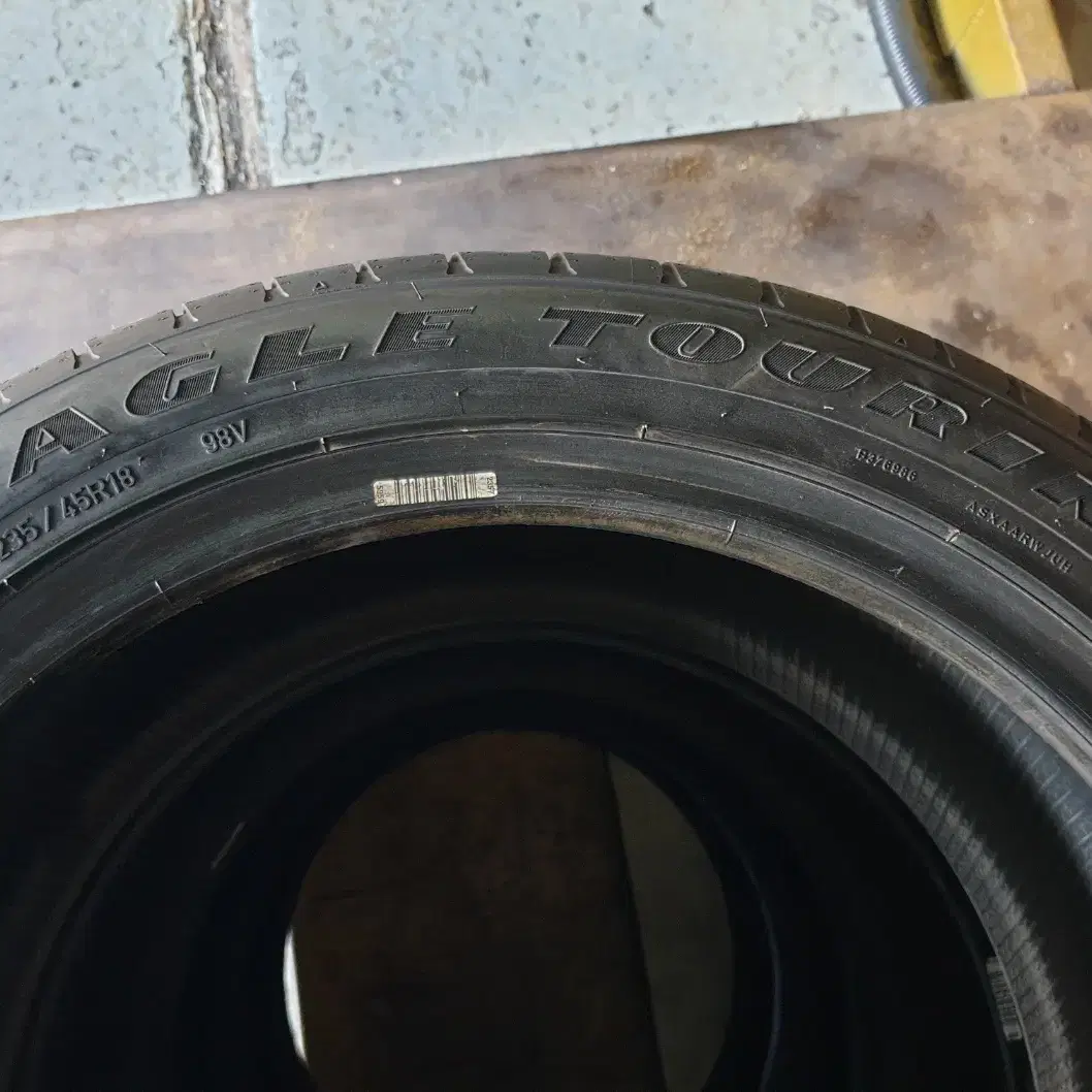 중고타이어 굿이어타이어 이글투어링 235/45R18 98V 한대분 세트