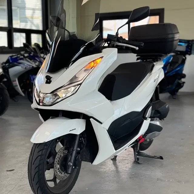 21년식 PCX125 ABS모델 4천KM 앞뒤블박 신차급 판매합니다.