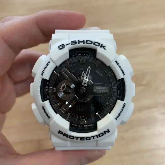 지샥 빅페이스 (G-SHOCK GA-110) 화이트 & 실버 판매합니다