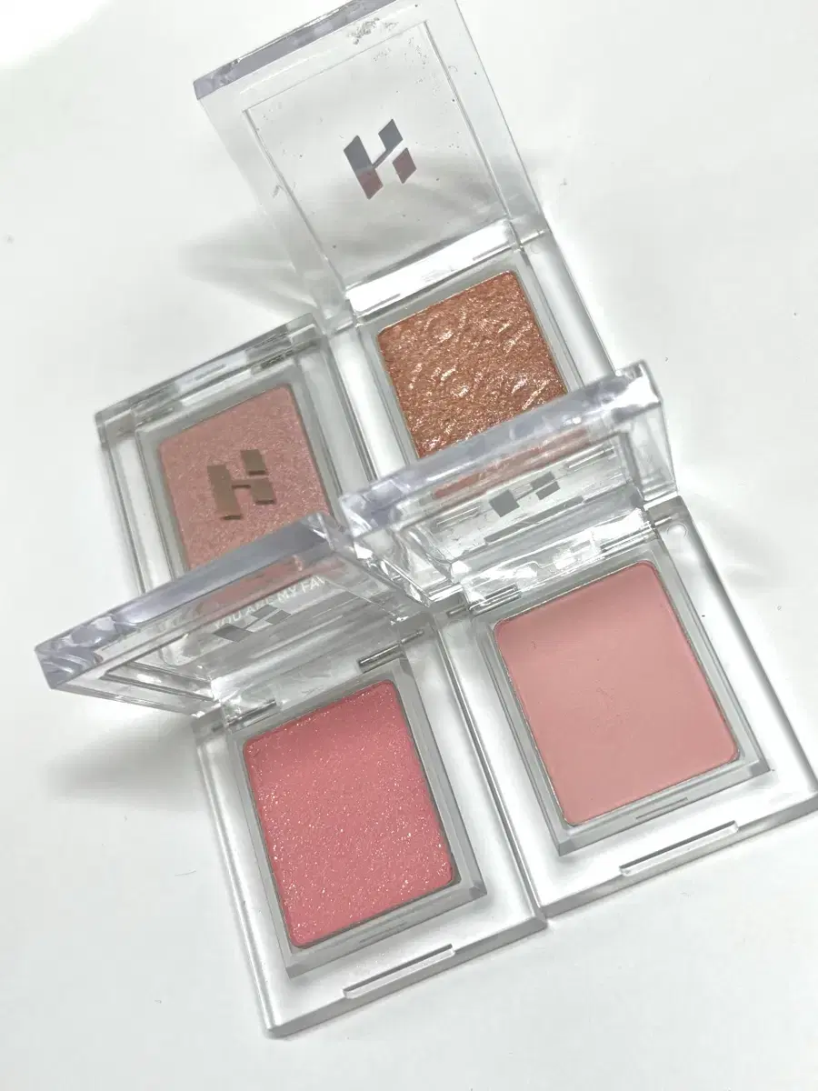 HolikaHolika Single Eyeshadow in Ruby Superpink Angelic Chuu