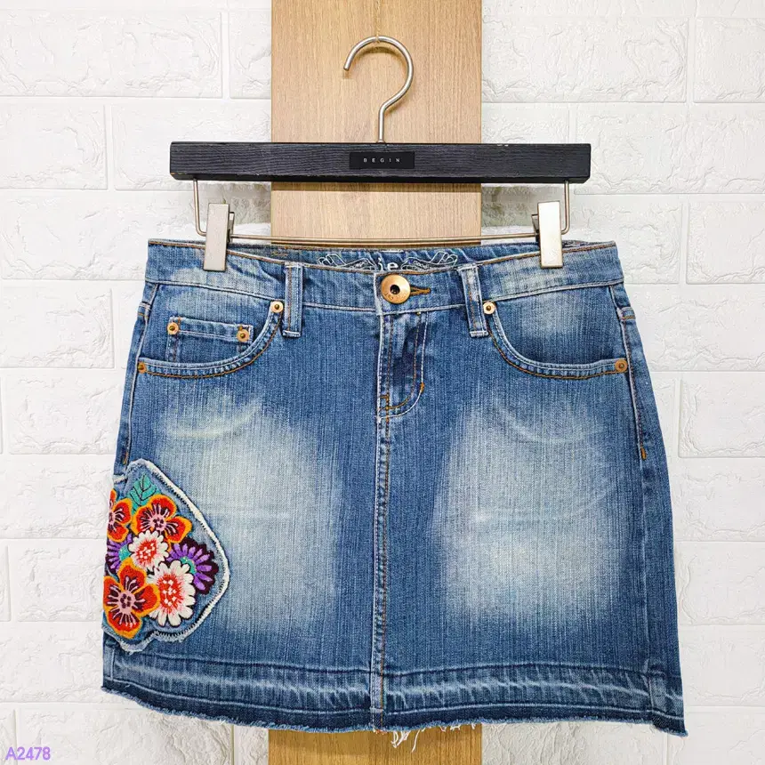 (28") Vintage Embroidered Denim Skirt (A2478)