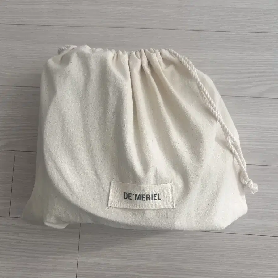 드메리엘 Classic Bucket Bag Small Milk