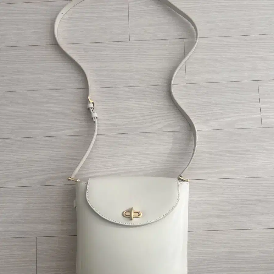 드메리엘 Classic Bucket Bag Small Milk