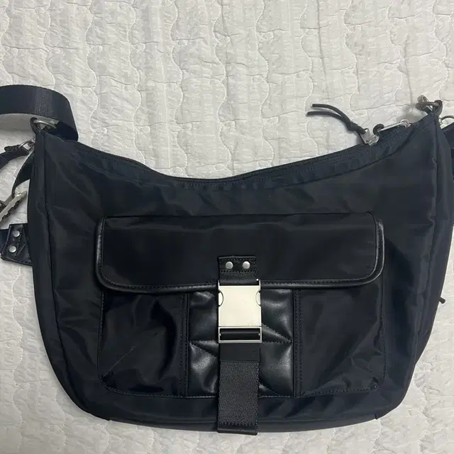 메종미네드 가방(BUCKLE STRAP HOBO BAG)