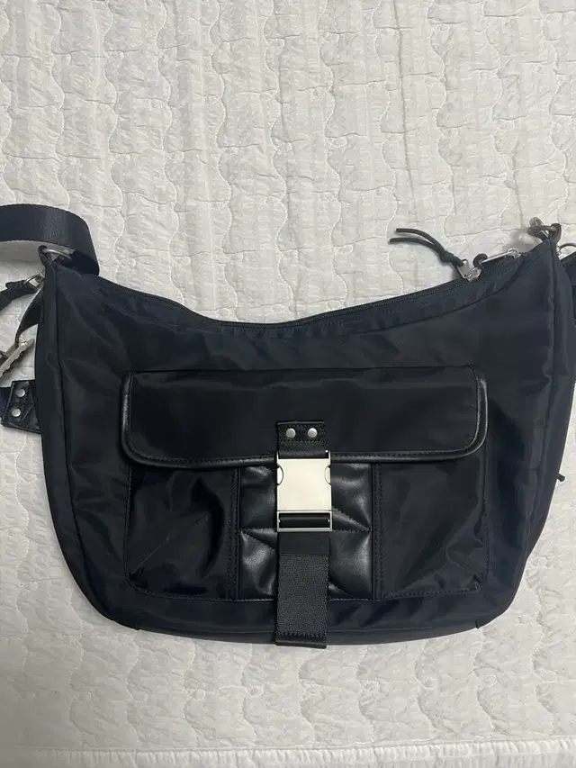 메종미네드 가방(BUCKLE STRAP HOBO BAG)