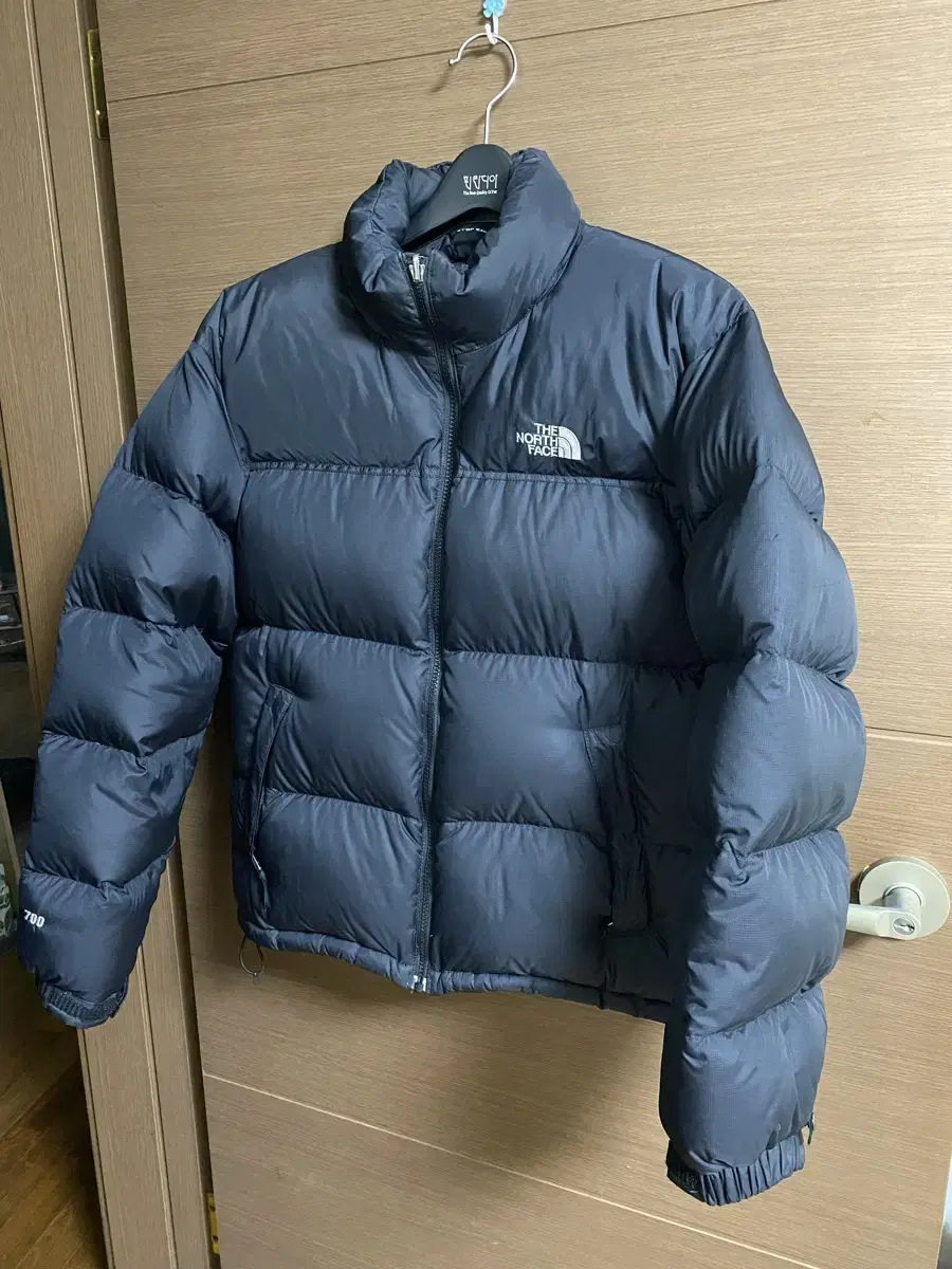 The North Face Knopsie 700 Padded International Edition (Matte Black)