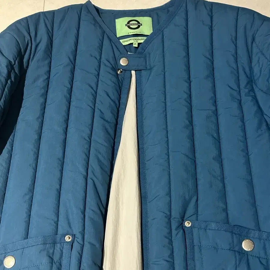 런던 언더그라운드 Vertical padded jacket Blue