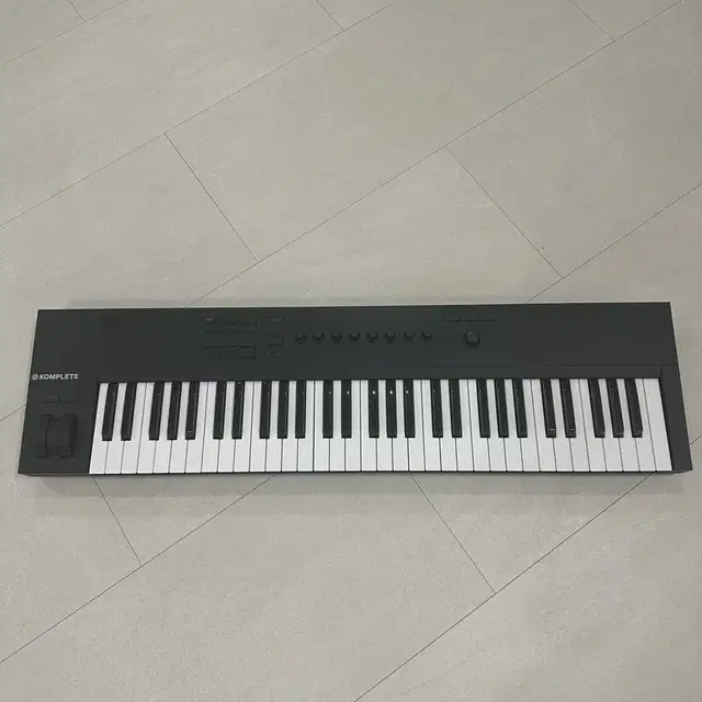 Komplete kontrol a61 미디건반