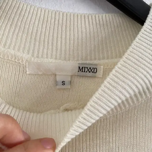 미쏘 MIXXO 니트 목폴라 아이보리 반넥