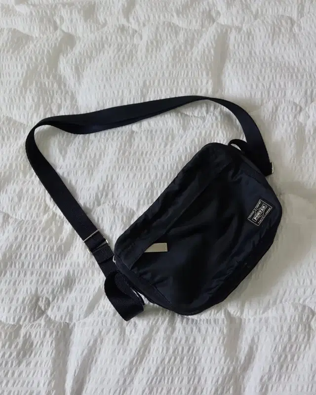 포터 FRAME SHOULDER BAG 네이비 컬러 판매