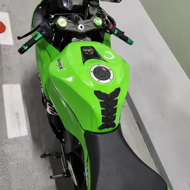 15년식 닌자zx-6r  신차컨디션 판매합니다.