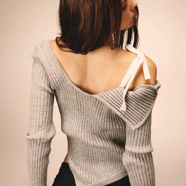 글로니 아이사 니트 그레이 ISA ASYMMETRICAL KNIT TOP