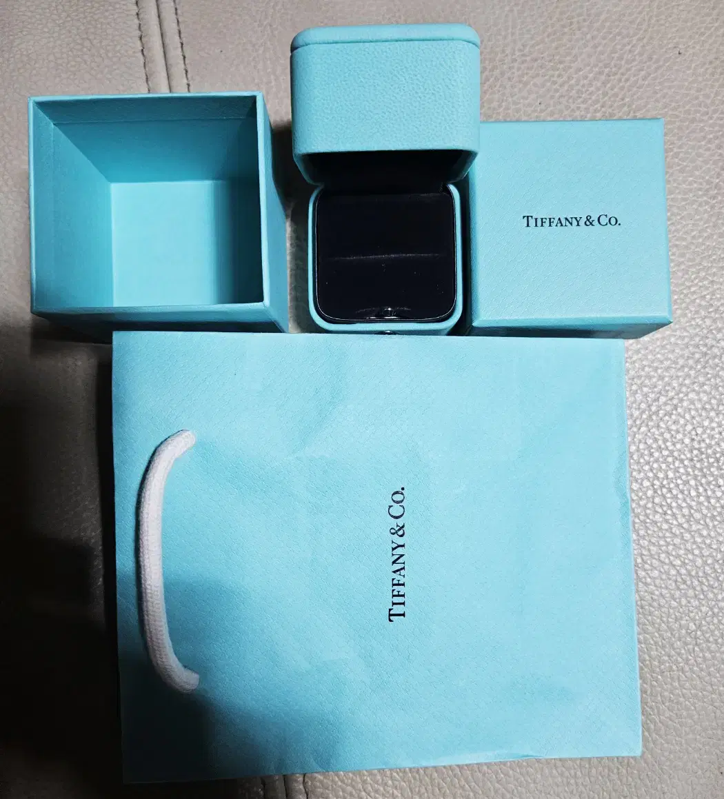 TIFFANY & CO 티파니 앤코 반지 박스 판매합니다 :)