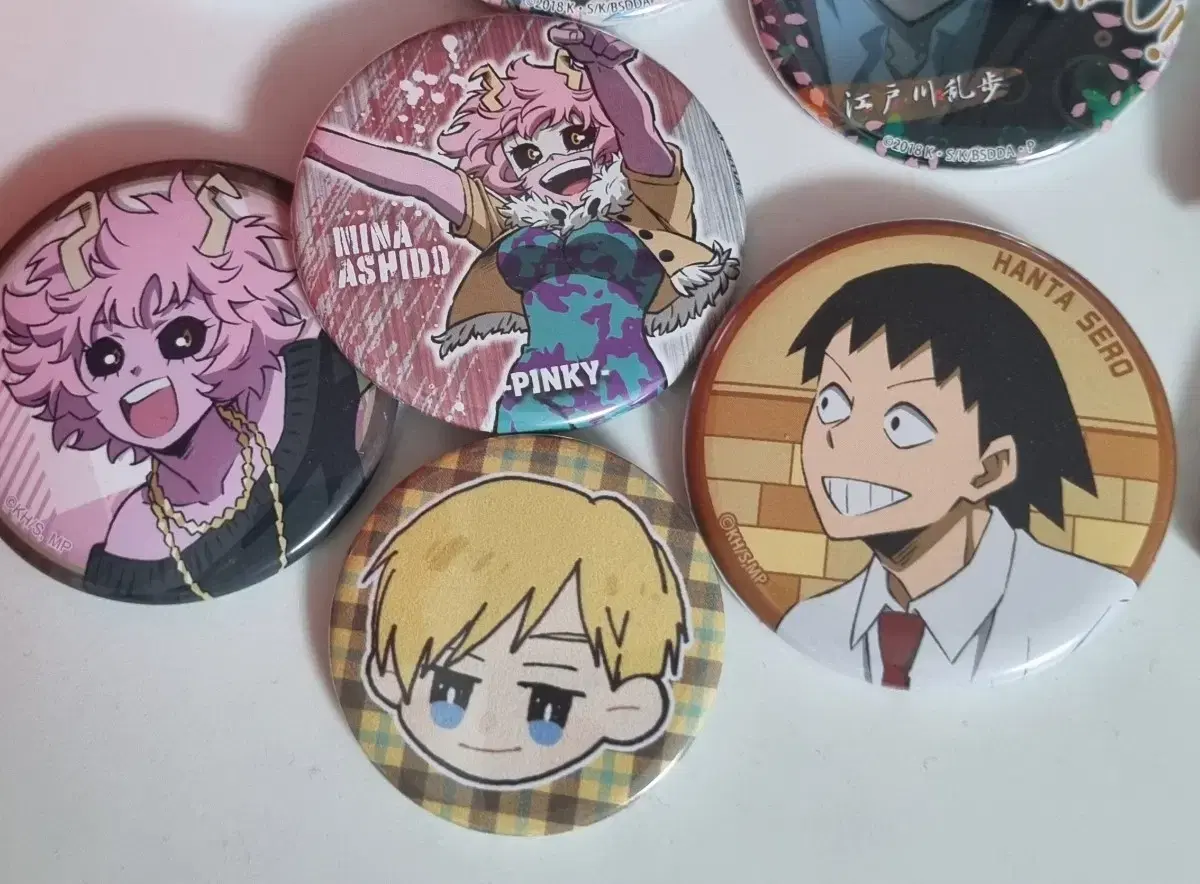 My Hero Academia official goods, unofficial goods sells badges