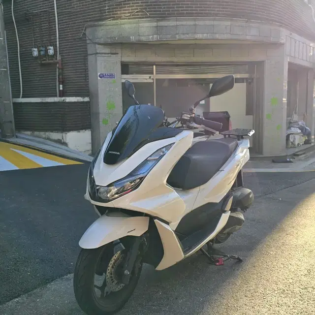 22년식 PCX125 ABS모델 화이트 판매합니다.