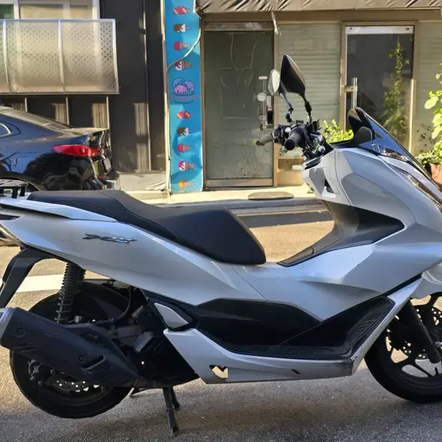 22년식 PCX125 ABS모델 화이트 판매합니다.