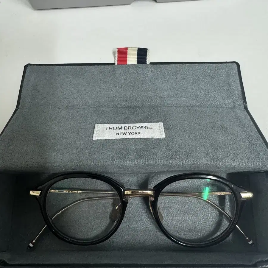 톰브라운 THOM BROWNE TB-011A-46