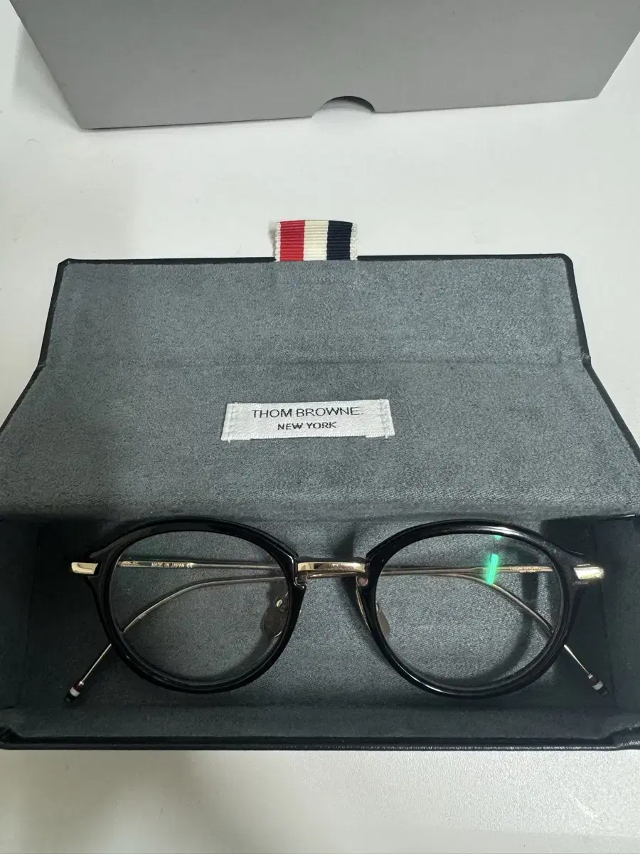 톰브라운 THOM BROWNE TB-011A-46