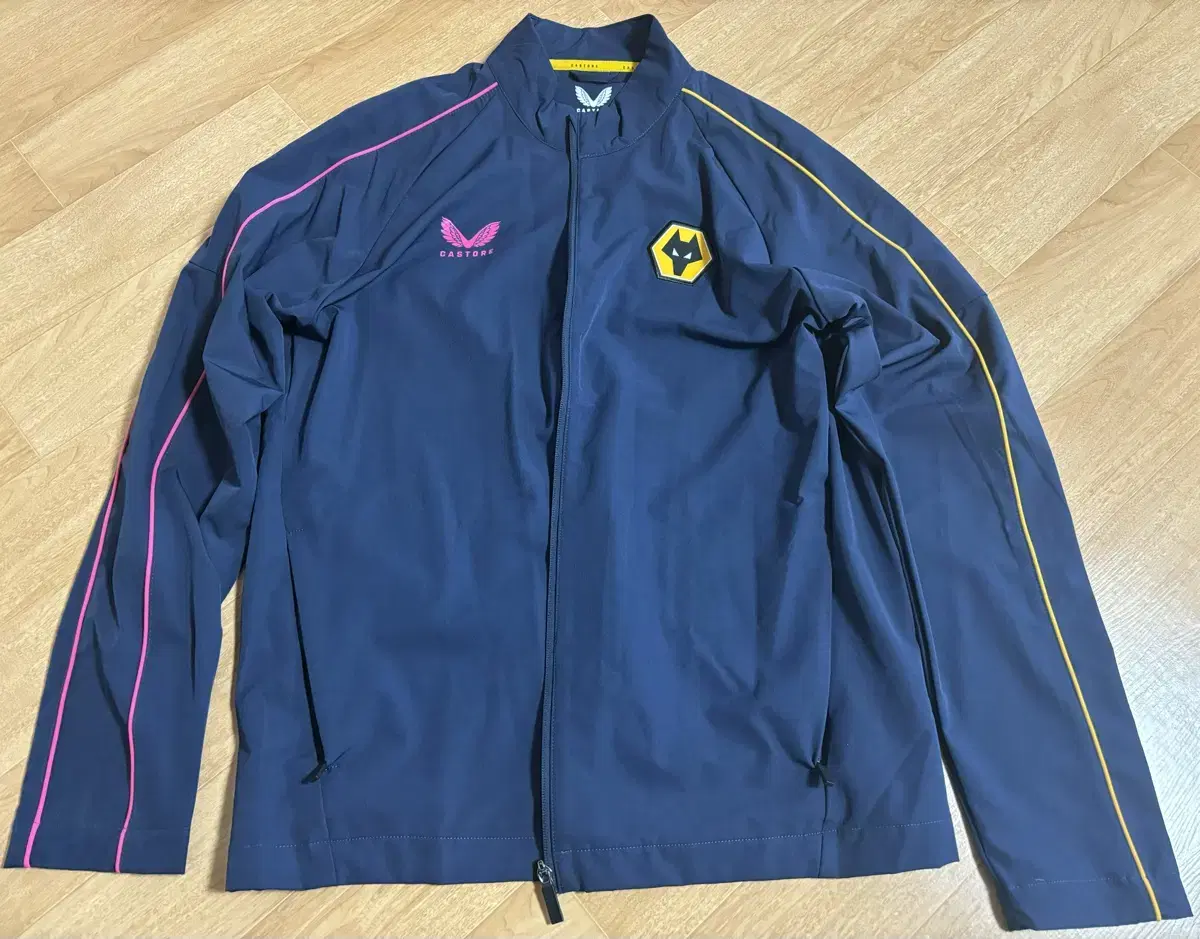 Sells Castore Wolverhampton Windbreaker (L).