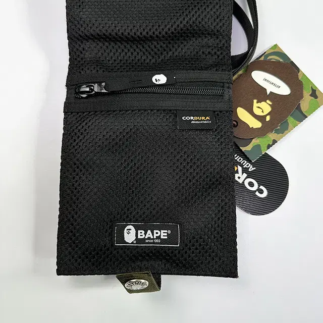 BAPE 베이프 1st Camo Passport Case 숄더백