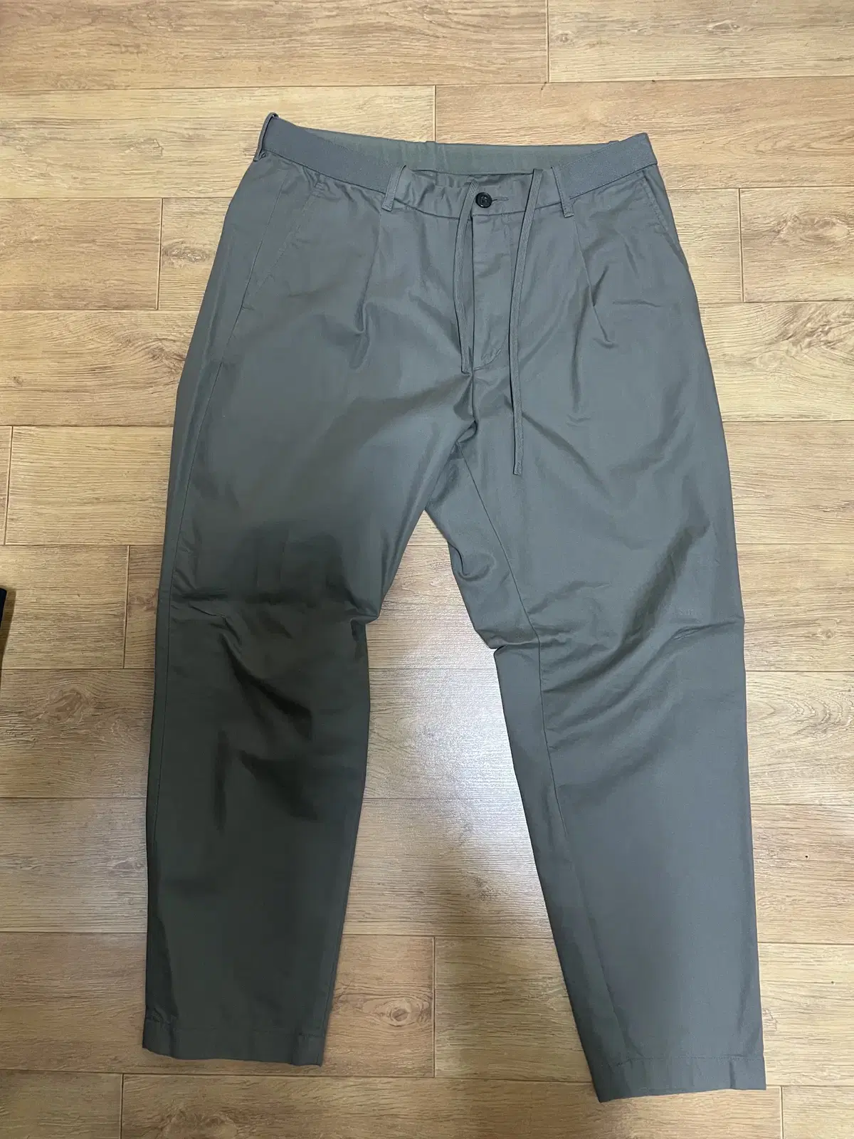 Uniqlo banded chino pants almost brand new (in size photo).