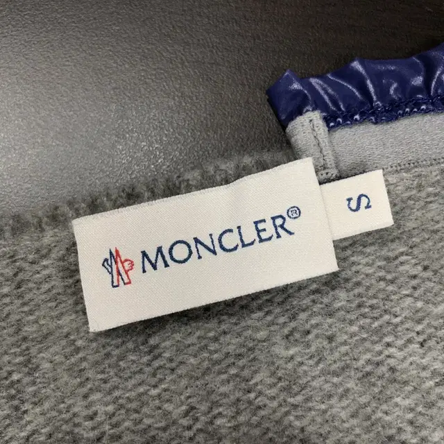 [ MONCLER ] 몽클레어 와펜 캐시미어 니트 탑