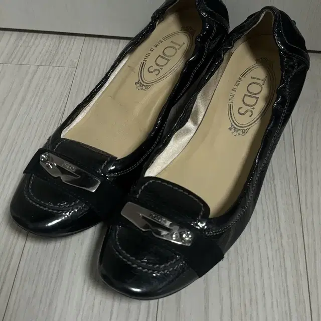 TODS 토즈 에나멜 플랫 슈즈 230-35