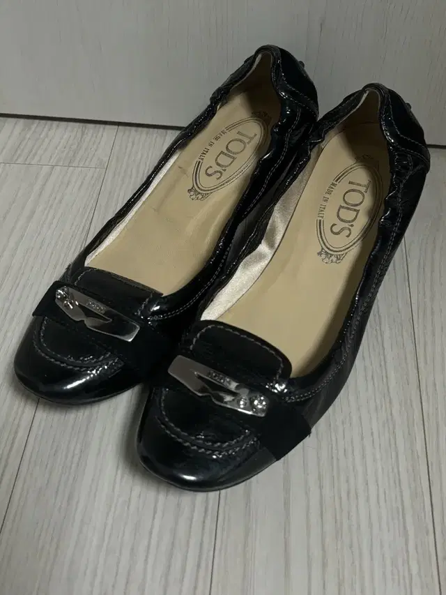 TODS 토즈 에나멜 플랫 슈즈 230-35