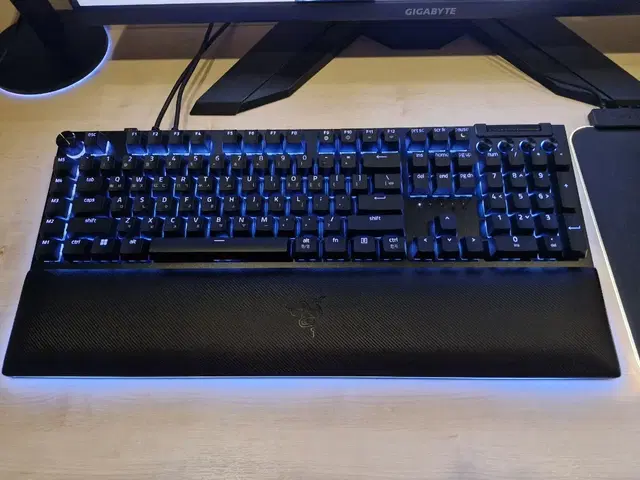 레이저 블랙위도우 v4 프로 녹축 팝니다.razer blackwidow