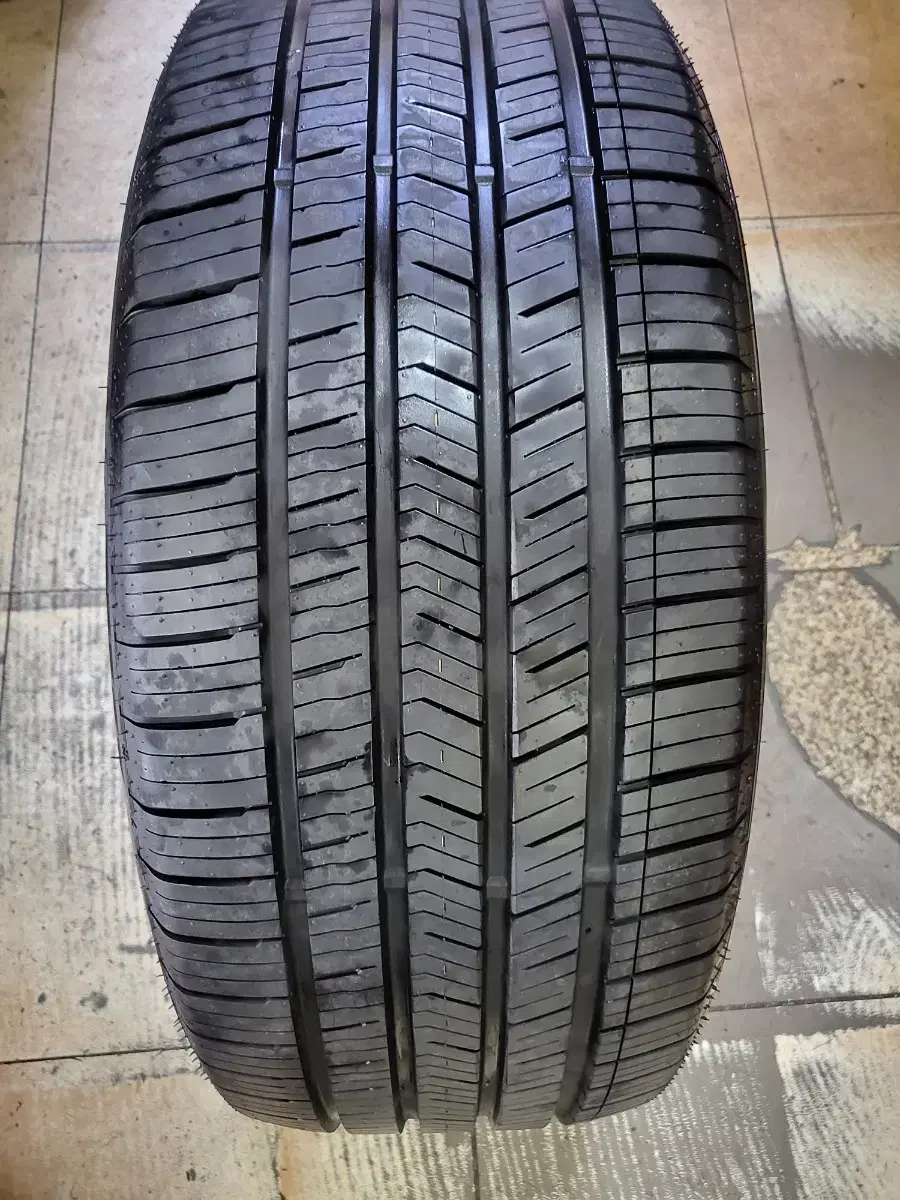 넥센엔페라슈프림 265/55R19 중고타이어 1짝팝니다