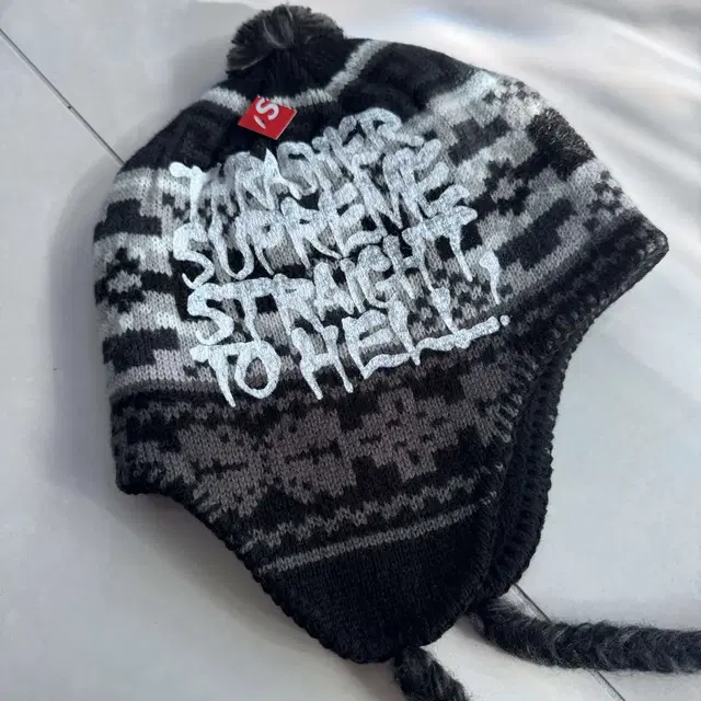 SUPREME x  쓰레셔 슈프림 BEANIE 이어플랩 비니