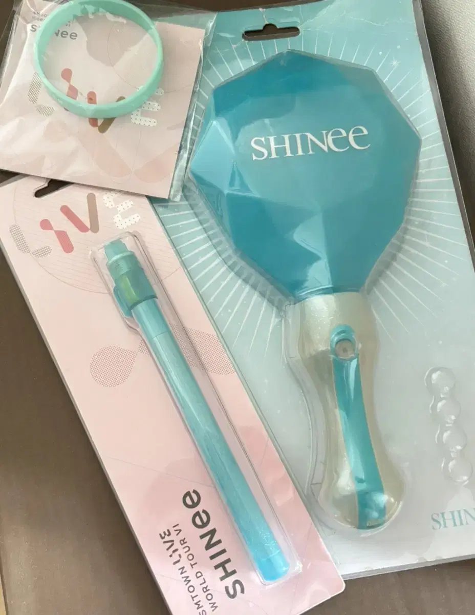 (Bulk) shinee Tennyson Sharpened Stone + 2017 Bison Lightstick & Bracelet