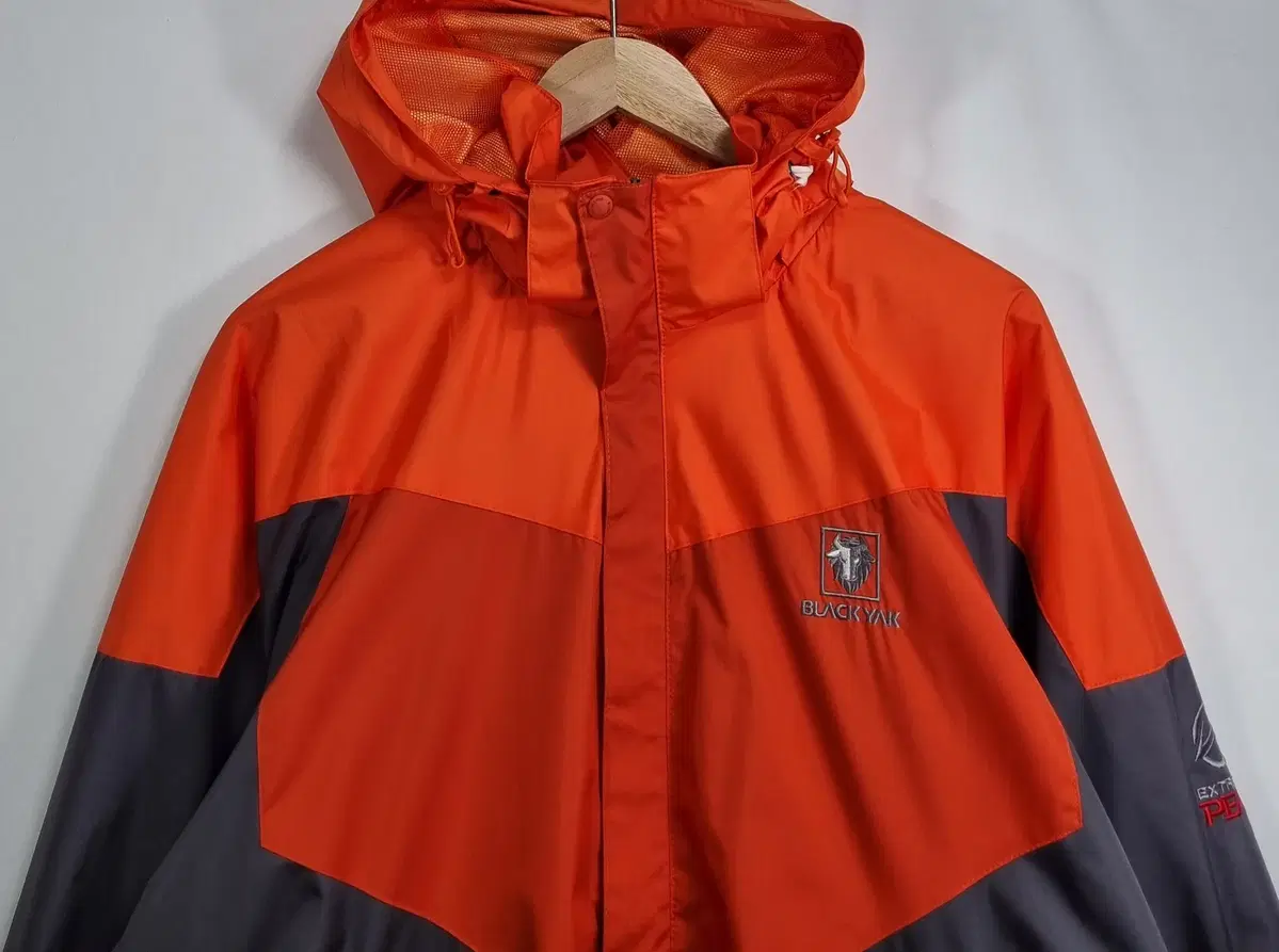 L (100) Black Yak Orange Windbreaker