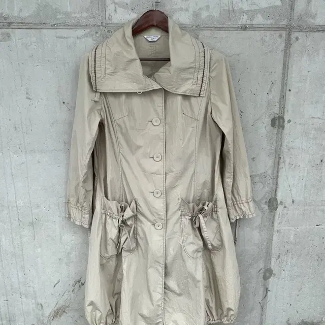 Detail trench coat