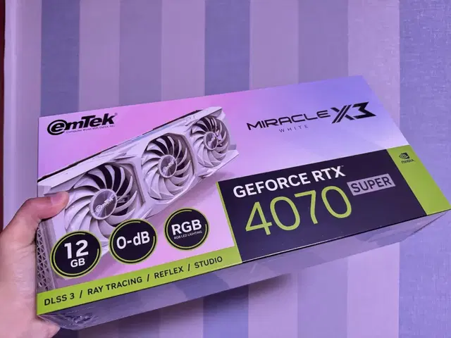 RTX 4070 SUPER 이엠텍 미라클 3팬 미개봉 화이트 그래픽카드