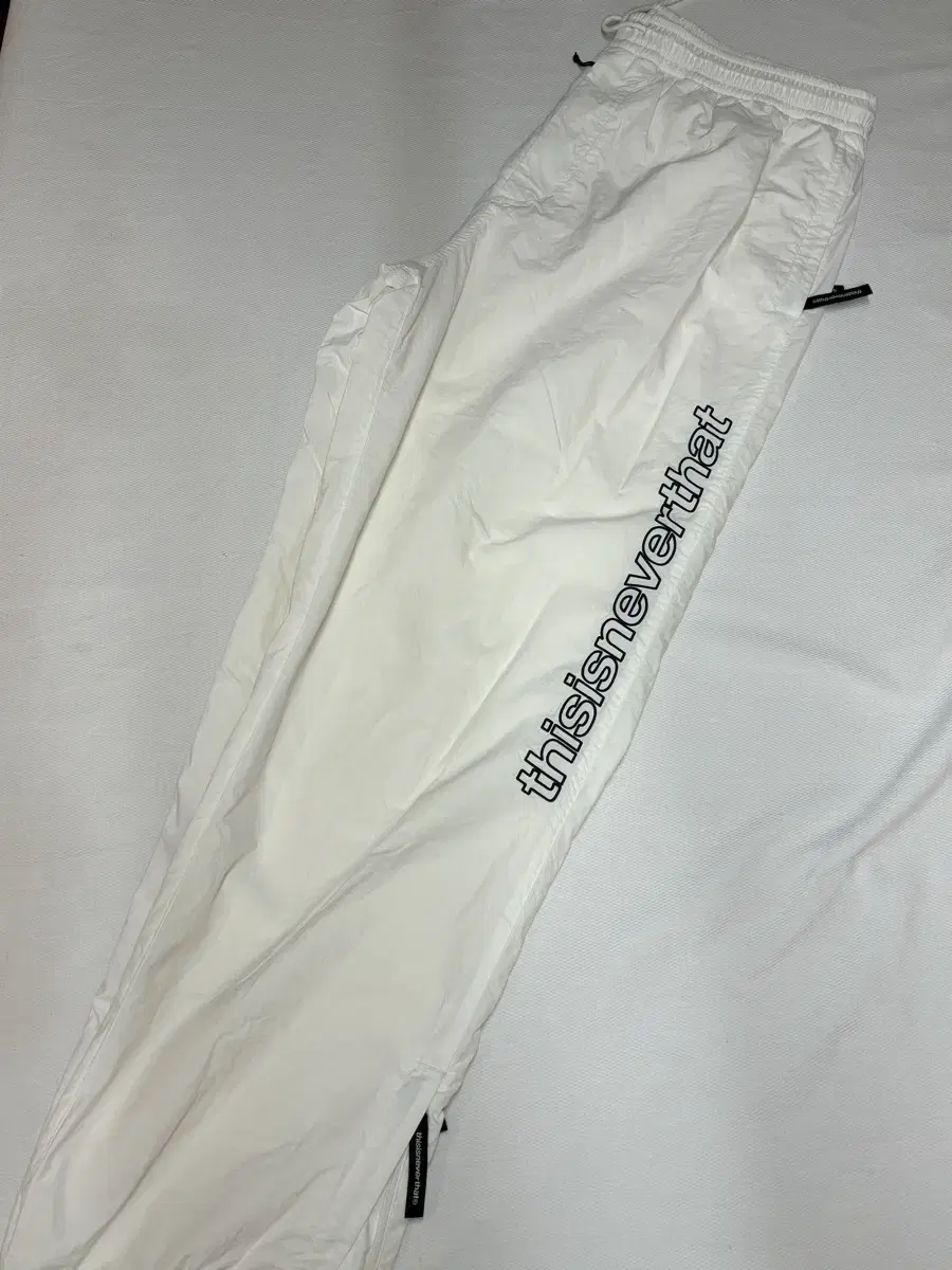 L) Dinedat Jogger Pants White