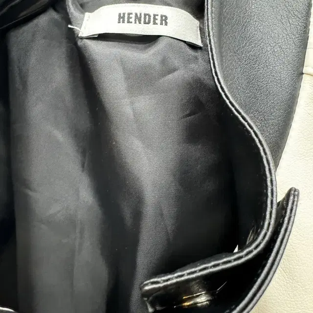 Hender 배색 레더자켓입니다