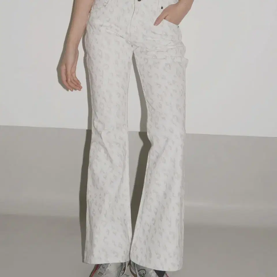 헤레틱 HERETIC BOOT-CUT PANTS / leopard whi