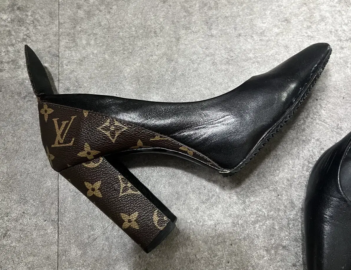Genuine) Louis Vuitton Pumps Heels