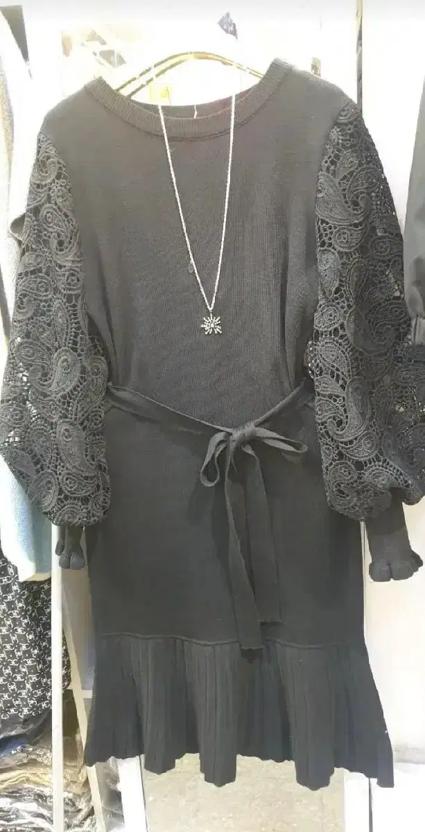 Sleeve lace knit pleats ONEPIECE Loewe Sandro Luxury Style Paisley