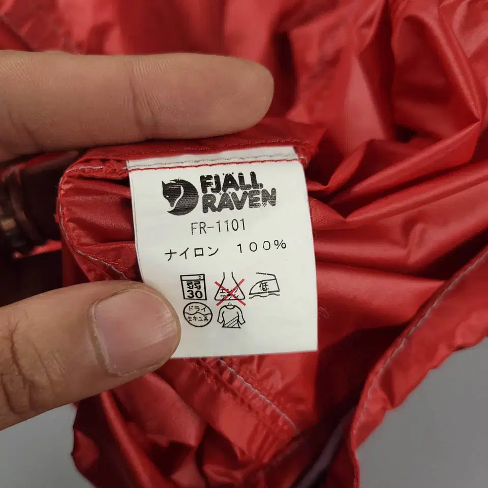 FJALL RAVEN 피엘라벤 레드 박스패치 나일론100 경량 바람막이